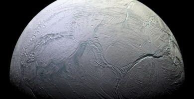 Encédalo luna saturno