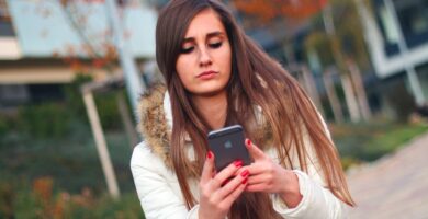 smartphone chat whatsapp