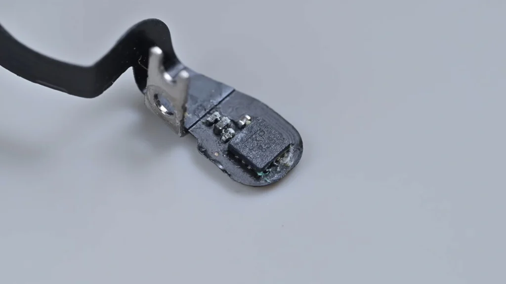 El "error de la Pantalla Negra" en MacBook Pro: El sensor de 10€ que Apple quiere cobrarte como una placa base nueva 1 MacBook Pro sensor