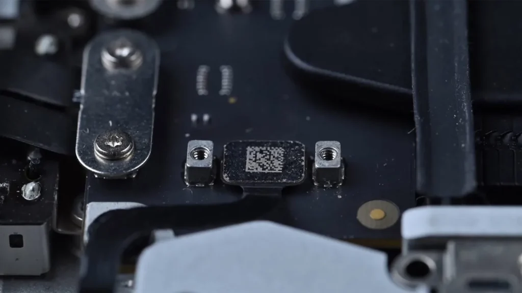 El "error de la Pantalla Negra" en MacBook Pro: El sensor de 10€ que Apple quiere cobrarte como una placa base nueva 2 MacBook Pro sensor humedad