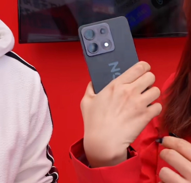 El futuro se dobla en Shanghái: Lenovo presenta el Moto Razr Fold y revive a Legion en plena fiesta de la F1 2 Moto Razr Fold lanzamiento