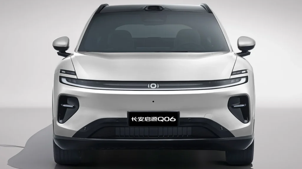 Changan saca el talonario: 100.000 millones para convertir el coche en un "robot con emociones" 1 Changan Q06 2026