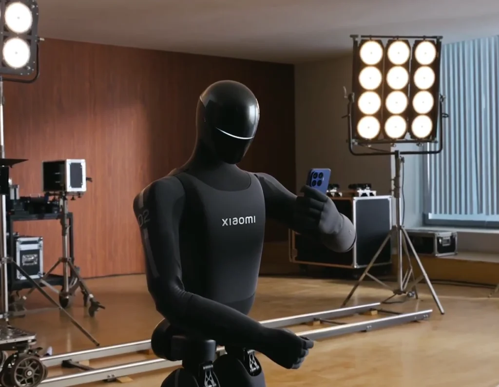 ¡DE LOCURA! El robot de Xiaomi sube al escenario y se hace un selfie con el Xiaomi 17T Pro 1 CyberOne V2