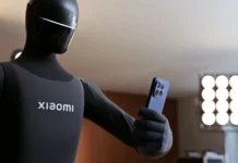 ¡DE LOCURA! El robot de Xiaomi sube al escenario y se hace un selfie con el Xiaomi 17T Pro