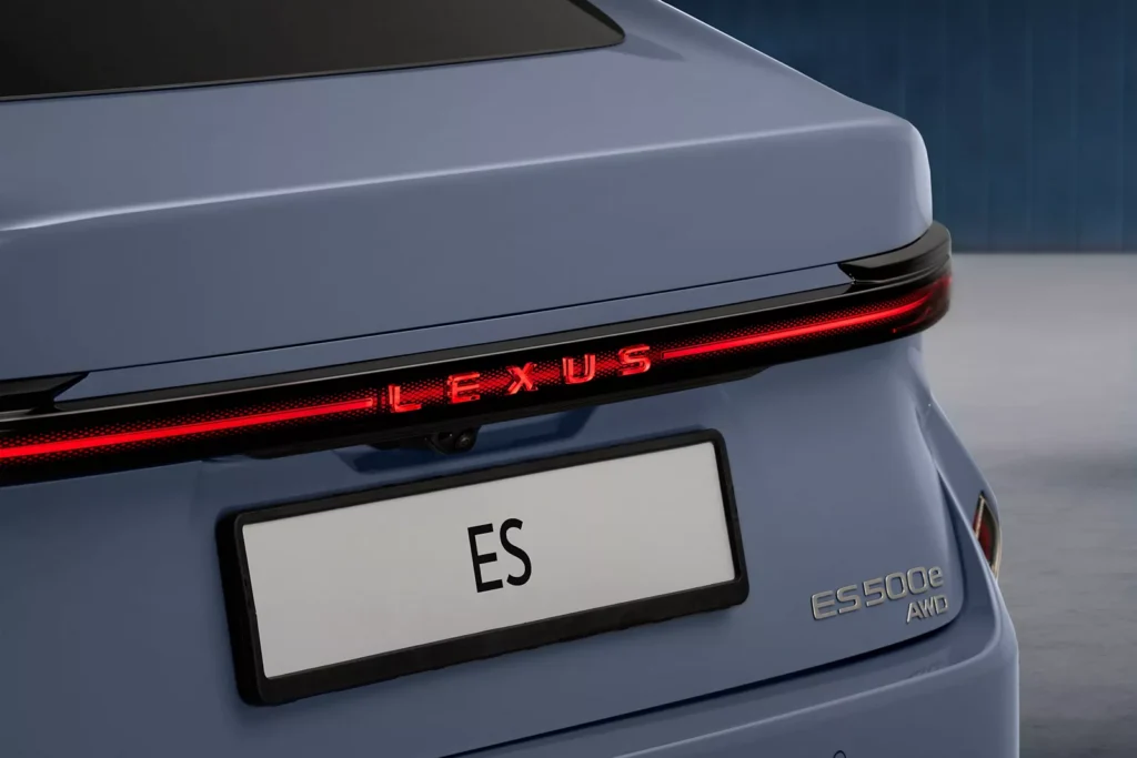 Lexus desafía a los SUV con una berlina espectacular: Híbrido o eléctrico por el mismo precio 4 Lexus ES trasera