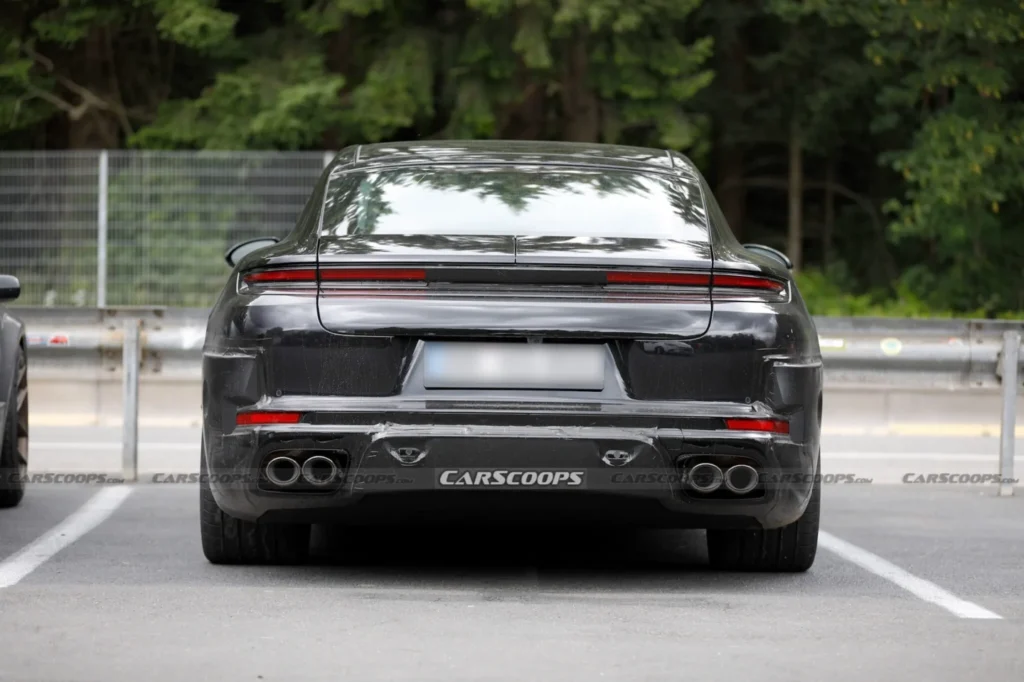 Porsche Panamera 2027: Fotos espía del interior rediseñado y la nueva consola central táctil 7 Porsche Panamera 2027 trasera 1