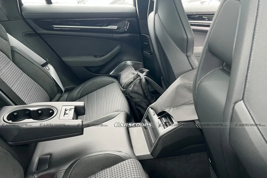 Porsche Panamera 2027: Fotos espía del interior rediseñado y la nueva consola central táctil 2 Porsche Panamera interior trasera