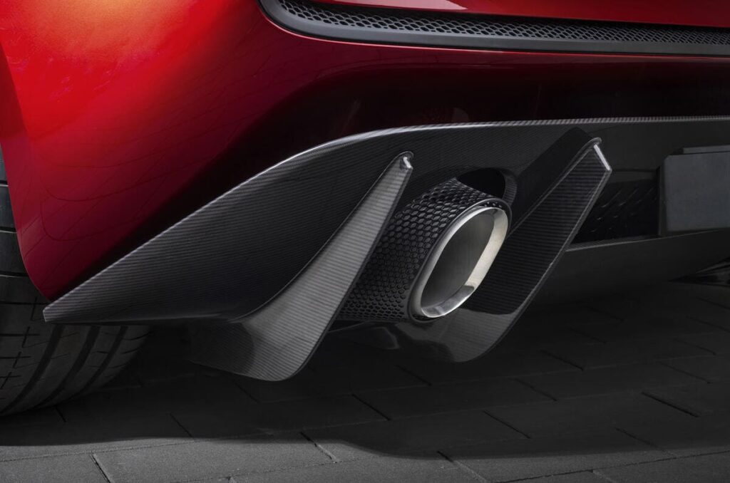McLaren McL 6GT: La rebelión analógica de Woking contra la dictadura de las pantallas y los algoritmos 8 McLaren McL 6GT tubo escape