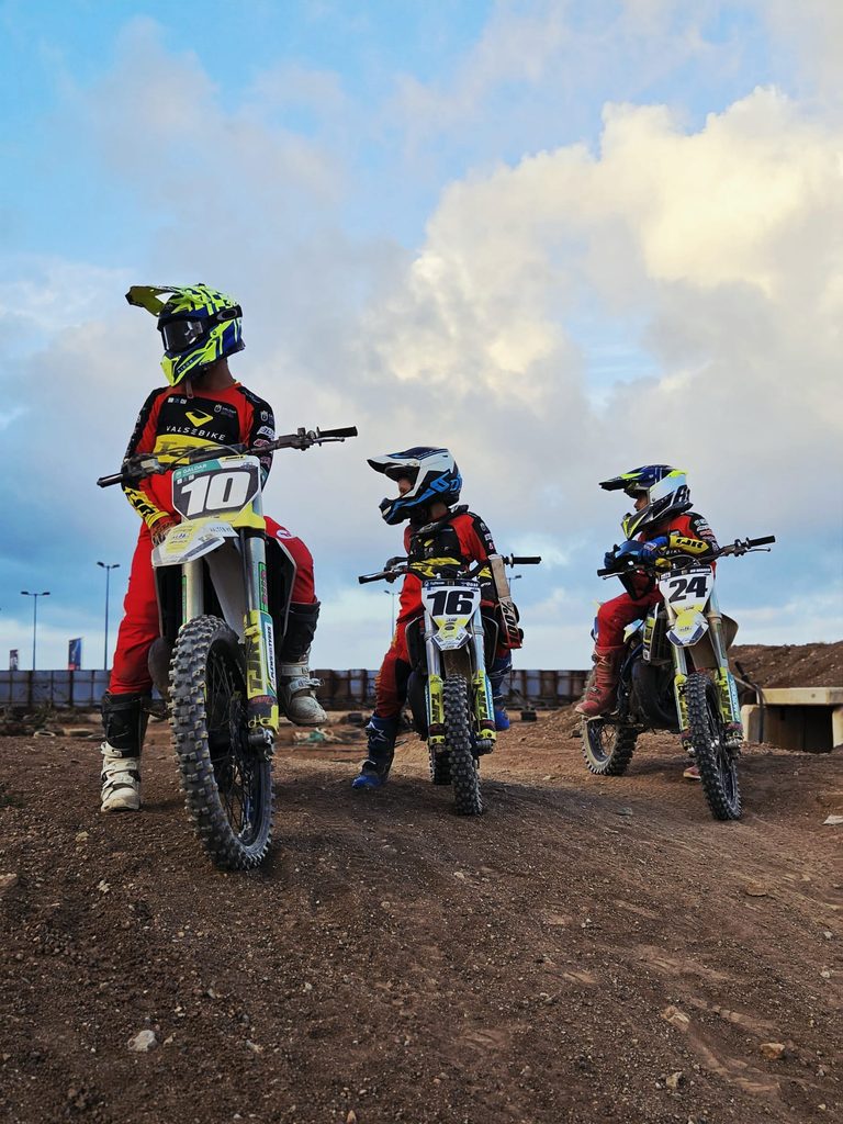Adrenalina, polvo y estrategia: Análisis técnico del Taller de Motocross MX con Danny Vela y Godox 13 Taller Danny Vela y Gurutecno 768x1024 1