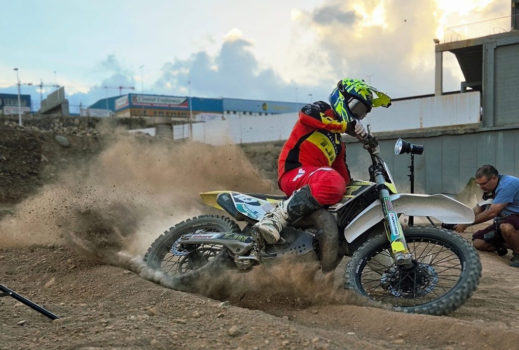 Adrenalina, polvo y estrategia: Análisis técnico del Taller de Motocross MX con Danny Vela y Godox 9 Taller Godox Danny Vela Guru Tecno