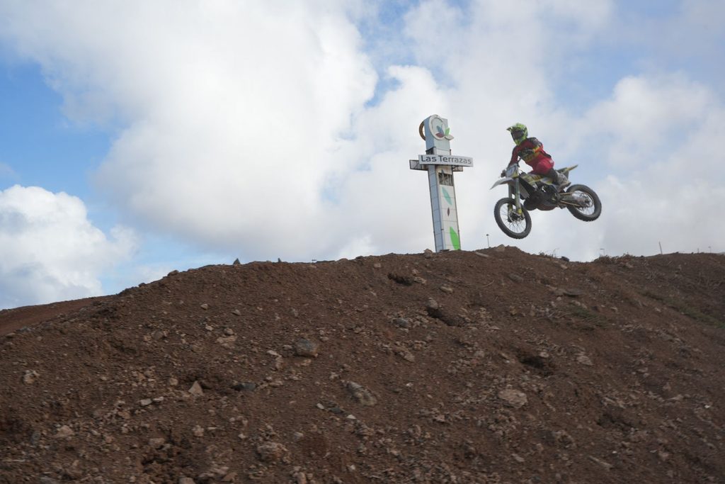Adrenalina, polvo y estrategia: Análisis técnico del Taller de Motocross MX con Danny Vela y Godox 5 gravedad Tierra motocross gurutecno