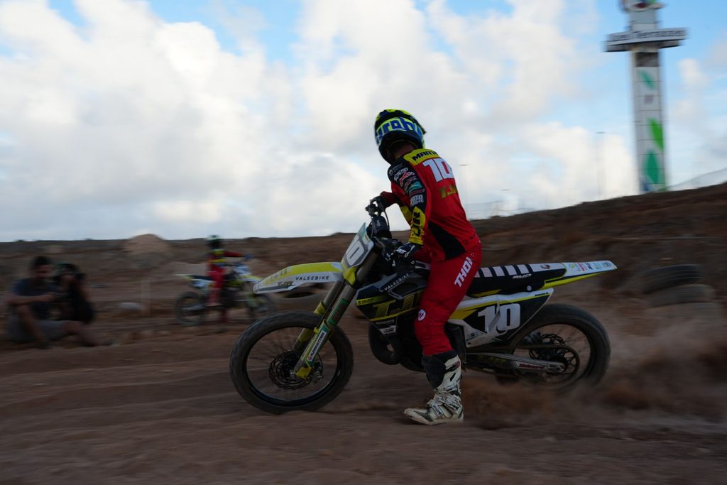 Adrenalina, polvo y estrategia: Análisis técnico del Taller de Motocross MX con Danny Vela y Godox 8 gurutecno arte barrido
