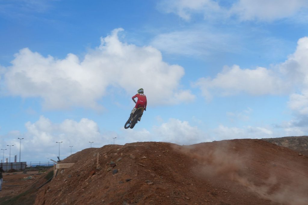 Adrenalina, polvo y estrategia: Análisis técnico del Taller de Motocross MX con Danny Vela y Godox 4 gurutecno congelando la accion frente a la gravedad