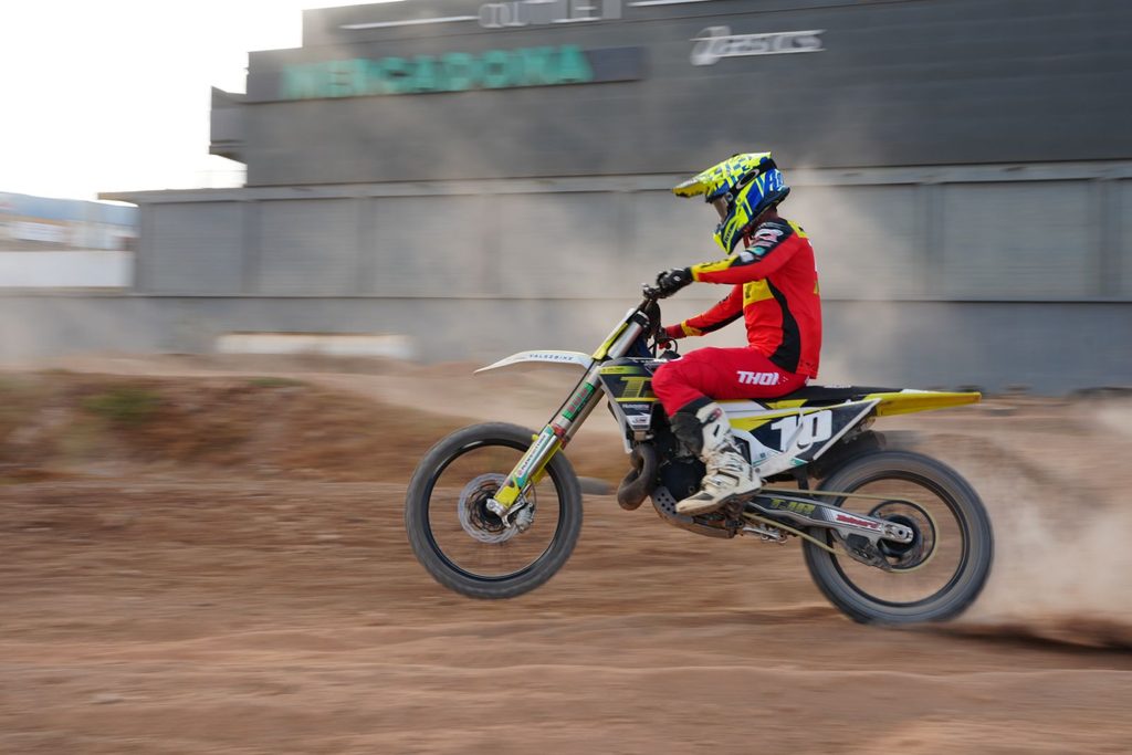 Adrenalina, polvo y estrategia: Análisis técnico del Taller de Motocross MX con Danny Vela y Godox 7 gurutecno panning