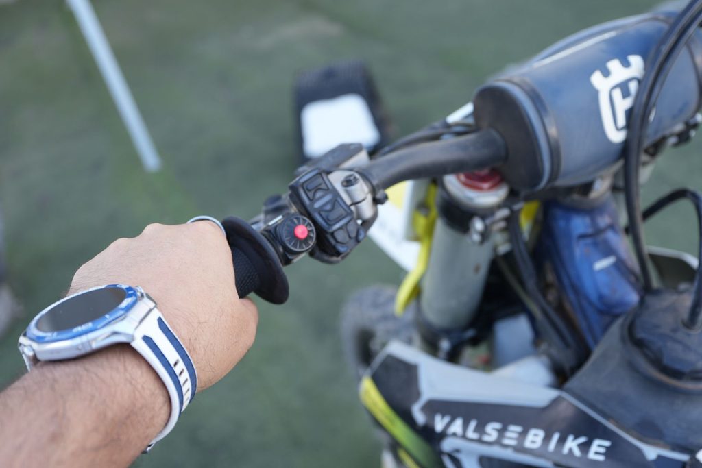 Adrenalina, polvo y estrategia: Análisis técnico del Taller de Motocross MX con Danny Vela y Godox 10 gurutecno puno acelerador