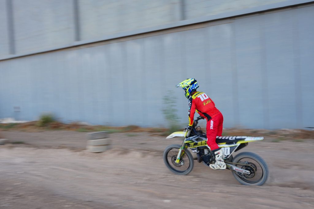 Adrenalina, polvo y estrategia: Análisis técnico del Taller de Motocross MX con Danny Vela y Godox 6 panning gurutecno