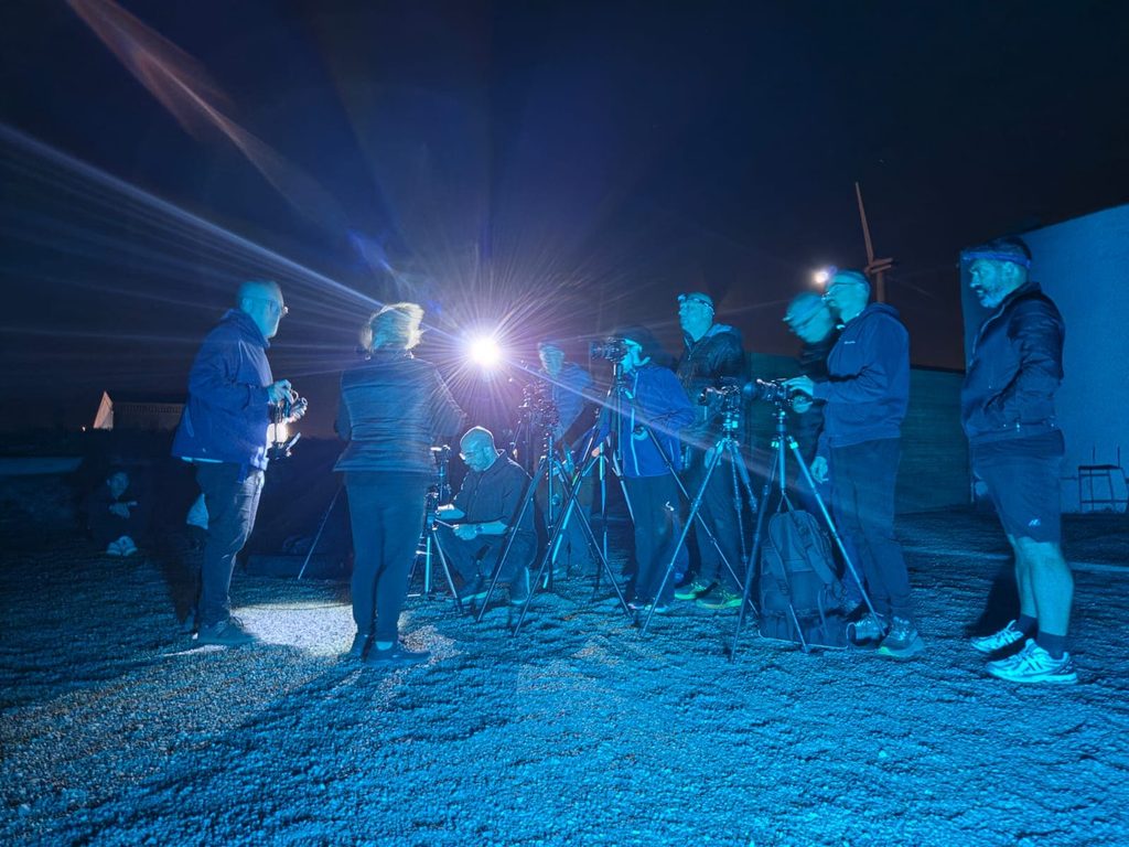 Magia en la oscuridad y artesanía de luz: Análisis técnico y práctico del taller de Lightpainting con Rosa García 12 taller light painting grupo