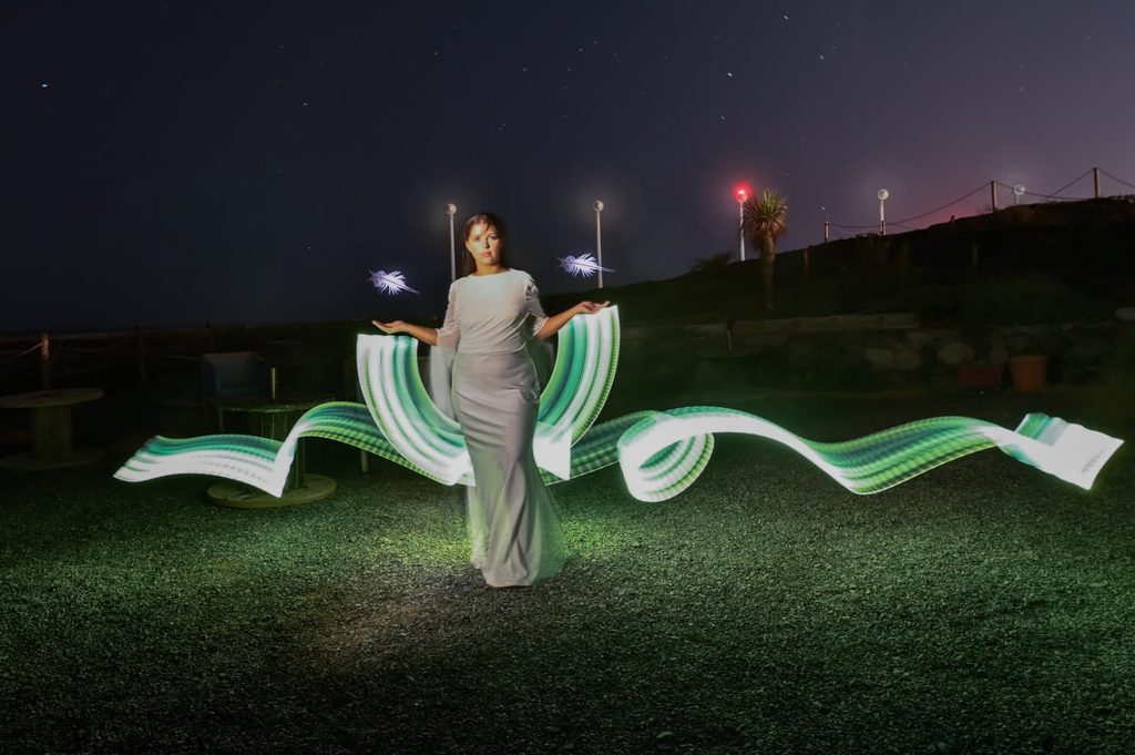 Magia en la oscuridad y artesanía de luz: Análisis técnico y práctico del taller de Lightpainting con Rosa García 21 taller light painting rosa garcia canarias 3