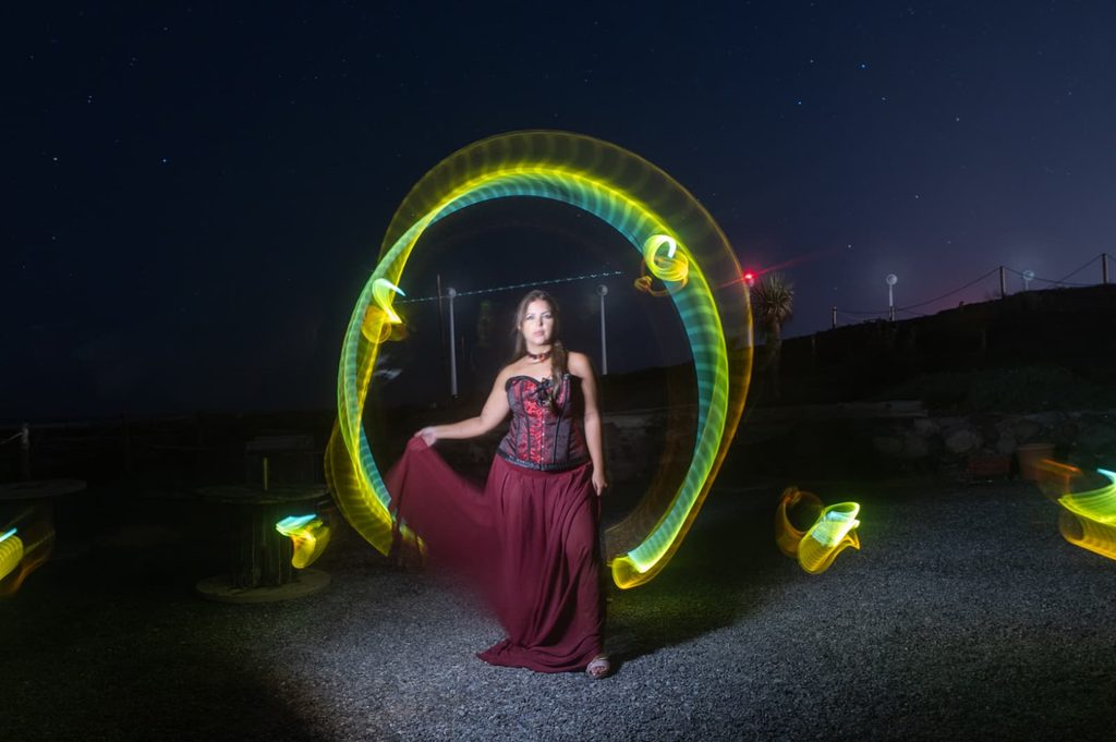 Magia en la oscuridad y artesanía de luz: Análisis técnico y práctico del taller de Lightpainting con Rosa García 17 taller light painting rosa garcia canarias 5