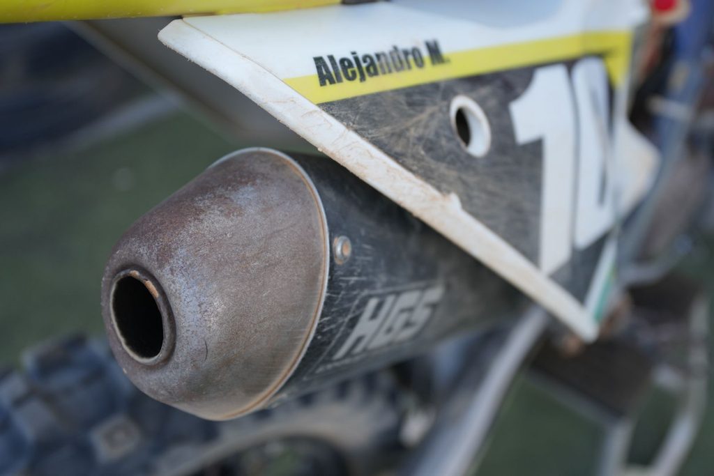 Adrenalina, polvo y estrategia: Análisis técnico del Taller de Motocross MX con Danny Vela y Godox 12 tubo escape paddock gurutecno